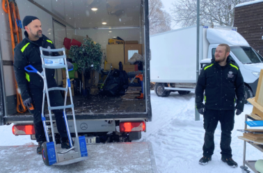 muuttotiimi_pääkuva ulkona (1)