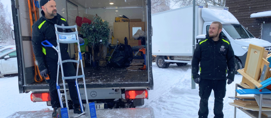 muuttotiimi_pääkuva ulkona (1)